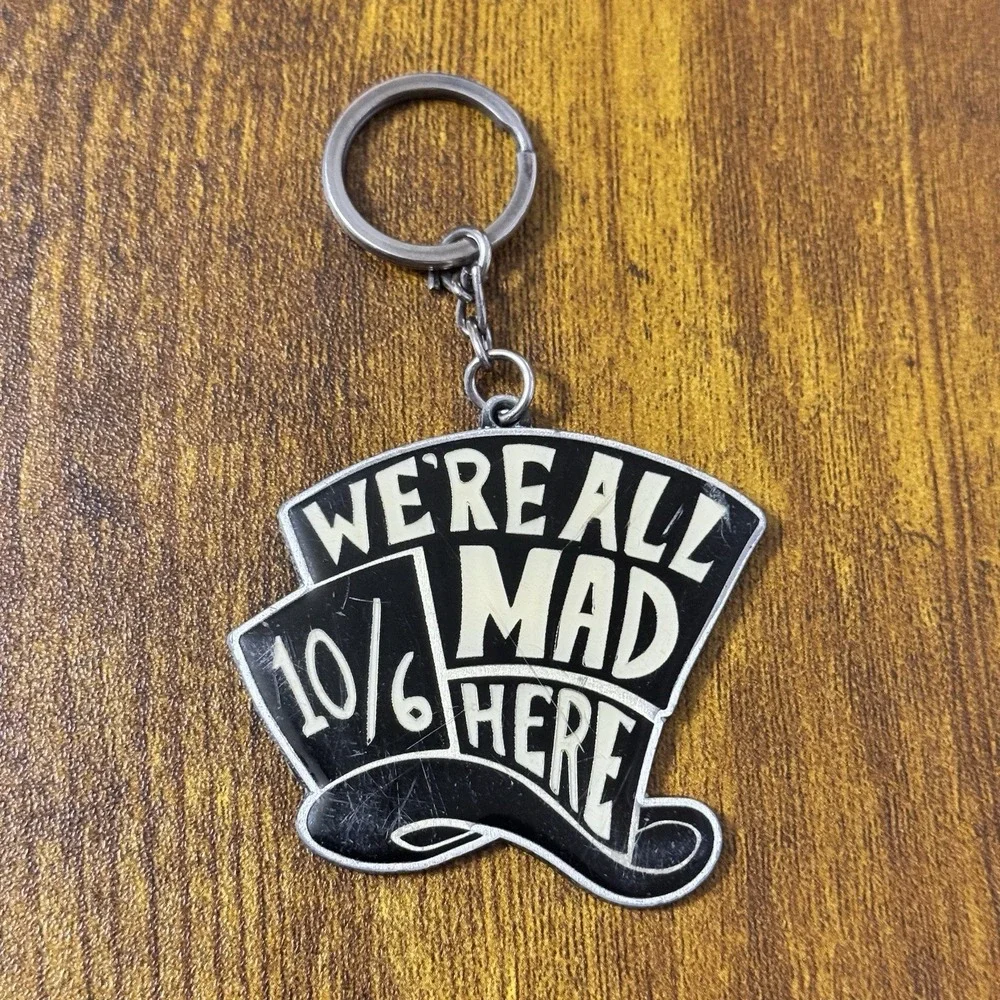 Disney Alice Wonderland Keychain Mad Hatter‎ 10/6 Black White Metal Vintage